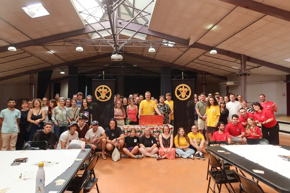 À Castelsarrasin, le premier champion du monde de Skull King est sacré 6 Photo de groupe des participants