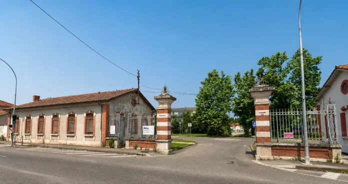 L'entrée de l'ancienne caserne Pomponne à Montauban Entrée de l'ancienne caserne Pomponne, avenue Jean-Moulin à Montauban, où la Ville vient d'acquérir un bâtiment appartenant à l'État.