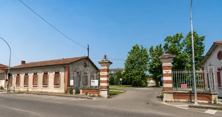Entrée de l'ancienne caserne Pomponne, avenue Jean-Moulin à Montauban, où la Ville vient d'acquérir un bâtiment appartenant à l'État.