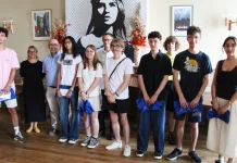 À Caussade, 27 bacheliers récompensés pour leur mention Très Bien Les 27 bacheliers ayant obtenu une mention Très Bien au baccalauréat 2026 réunis avec les élus lors de leur réception en mairie de Caussade.