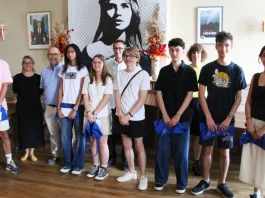 À Caussade, 27 bacheliers récompensés pour leur mention Très Bien Les 27 bacheliers ayant obtenu une mention Très Bien au baccalauréat 2026 réunis avec les élus lors de leur réception en mairie de Caussade.