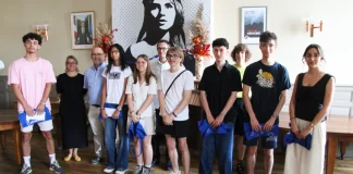 À Caussade, 27 bacheliers récompensés pour leur mention Très Bien Les 27 bacheliers ayant obtenu une mention Très Bien au baccalauréat 2026 réunis avec les élus lors de leur réception en mairie de Caussade.