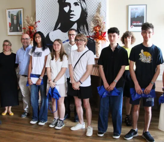 À Caussade, 27 bacheliers récompensés pour leur mention Très Bien Les 27 bacheliers ayant obtenu une mention Très Bien au baccalauréat 2026 réunis avec les élus lors de leur réception en mairie de Caussade.