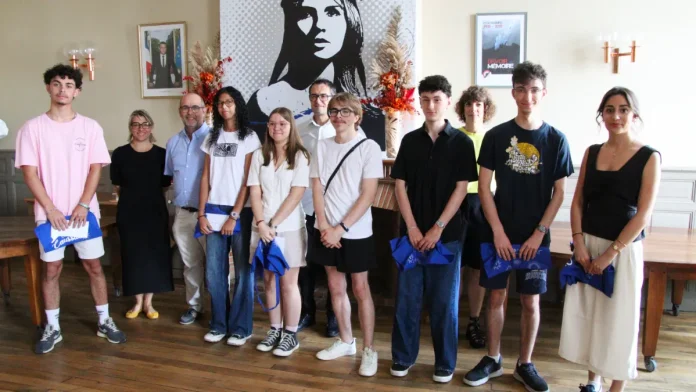 Les 27 bacheliers ayant obtenu une mention Très Bien au baccalauréat 2026 réunis avec les élus lors de leur réception en mairie de Caussade.