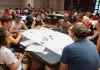 À Castelsarrasin, le premier champion du monde de Skull King est sacré Des participants disputent une partie lors du premier championnat du monde de Skull King organisé à Castelsarrasin par l'association Tartem'Pion.