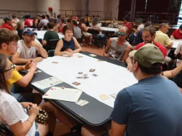 À Castelsarrasin, le premier champion du monde de Skull King est sacré Des participants disputent une partie lors du premier championnat du monde de Skull King organisé à Castelsarrasin par l'association Tartem'Pion.