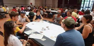 À Castelsarrasin, le premier champion du monde de Skull King est sacré Des participants disputent une partie lors du premier championnat du monde de Skull King organisé à Castelsarrasin par l'association Tartem'Pion.