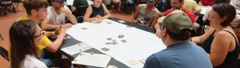 Des participants disputent une partie lors du premier championnat du monde de Skull King organisé à Castelsarrasin par l'association Tartem'Pion.