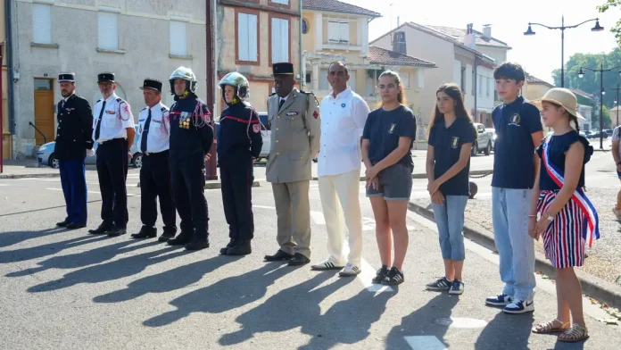 Des élèves de la classe Défense de la Sainte-Famille lors de la cérémonie du 14 juillet à Moissac Trois élèves de la classe Défense du collège La Sainte-Famille participent à la cérémonie du 14 Juillet à Moissac.