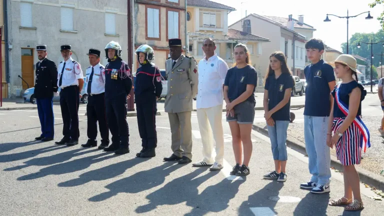 Trois élèves de la classe Défense du collège La Sainte-Famille participent à la cérémonie du 14 Juillet à Moissac.