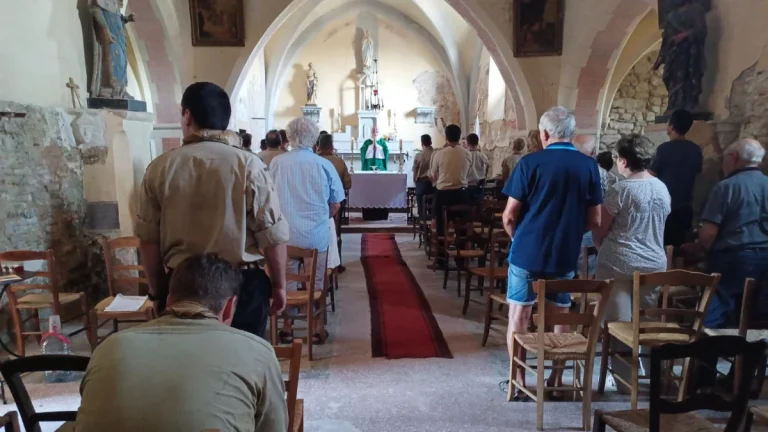 Des Scouts d'Europe réunis dans l'église d'Espis lors d'une messe célébrée pendant leur halte près de Moissac.