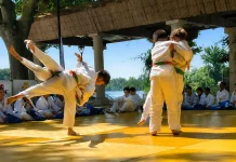 Moissac Judo conclut une saison riche en performances De jeunes judokas de Moissac réalisent une démonstration de projection sur le tatami lors de la cérémonie de fin de saison organisée à l'Uvarium.