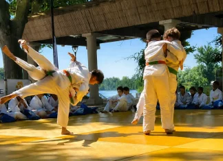 Moissac Judo conclut une saison riche en performances De jeunes judokas de Moissac réalisent une démonstration de projection sur le tatami lors de la cérémonie de fin de saison organisée à l'Uvarium.