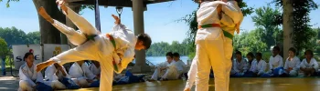 De jeunes judokas de Moissac réalisent une démonstration de projection sur le tatami lors de la cérémonie de fin de saison organisée à l'Uvarium.