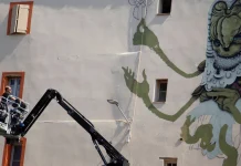 Montauban. 100TAUR signe une nouvelle fresque monumentale L'artiste 100TAUR devant sa nouvelle fresque inspirée du Songe d'Ossian réalisée place Saint-Orens à Montauban.