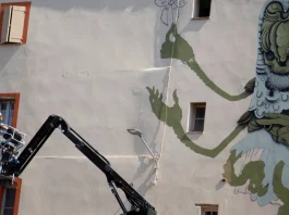Montauban. 100TAUR signe une nouvelle fresque monumentale L'artiste 100TAUR devant sa nouvelle fresque inspirée du Songe d'Ossian réalisée place Saint-Orens à Montauban.