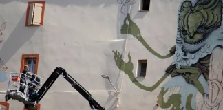 Montauban. 100TAUR signe une nouvelle fresque monumentale L'artiste 100TAUR devant sa nouvelle fresque inspirée du Songe d'Ossian réalisée place Saint-Orens à Montauban.