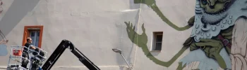 L'artiste 100TAUR devant sa nouvelle fresque inspirée du Songe d'Ossian réalisée place Saint-Orens à Montauban.