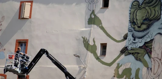 Montauban. 100TAUR signe une nouvelle fresque monumentale L'artiste 100TAUR devant sa nouvelle fresque inspirée du Songe d'Ossian réalisée place Saint-Orens à Montauban.