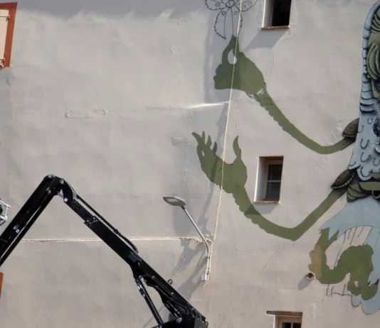 Montauban. 100TAUR signe une nouvelle fresque monumentale L'artiste 100TAUR devant sa nouvelle fresque inspirée du Songe d'Ossian réalisée place Saint-Orens à Montauban.