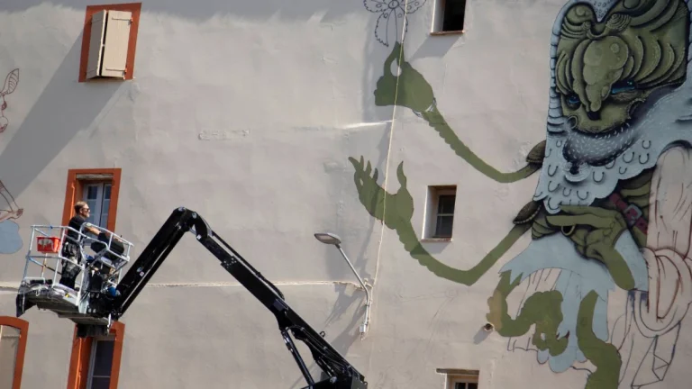 L'artiste 100TAUR devant sa nouvelle fresque inspirée du Songe d'Ossian réalisée place Saint-Orens à Montauban.