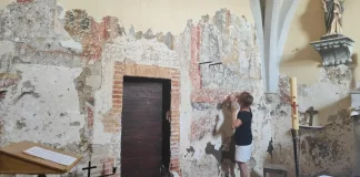 En restaurant l’église d’Espis, des bénévoles mettent au jour des peintures médiévales Sylvie Lemozy devant les peintures médiévales découvertes lors de la restauration de l'église d'Espis, près de Moissac.