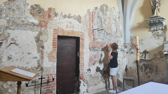 peintures-medievales-eglise-espis-moissac Sylvie Lemozy devant les peintures médiévales découvertes lors de la restauration de l'église d'Espis, près de Moissac.