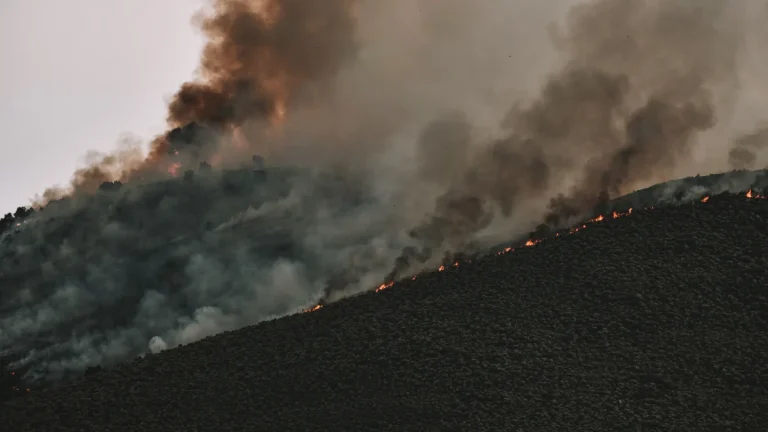 Brume de pollution réduisant la visibilité lors d'un épisode de mauvaise qualité de l'air.
