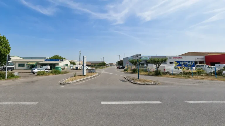 Vue de la rue des Cerises dans la zone d'activités de Moissac, concernée par d'importants travaux de voirie et de réseaux.