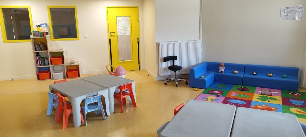 Montauban. Une crèche et un centre de loisirs réunis au Petit Ramiérou 1 Salle aménagée avec tables, jeux et mobilier pour enfants au Petit Ramiérou à Montauban