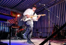 Moissac. Cadill’Rock en concert sur le parvis de l’abbatiale Cadill'Rock Band sur scène lors d'un concert