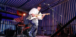 Moissac. Cadill’Rock en concert sur le parvis de l’abbatiale Cadill'Rock Band sur scène lors d'un concert