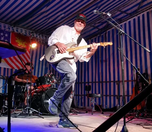 Moissac. Cadill’Rock en concert sur le parvis de l’abbatiale Cadill'Rock Band sur scène lors d'un concert
