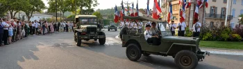 Défilé de la Fête de la Libération de Moissac avec véhicules anciens et porte-drapeaux