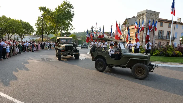 Défilé de la Fête de la Libération de Moissac Défilé de la Fête de la Libération de Moissac avec véhicules anciens et porte-drapeaux