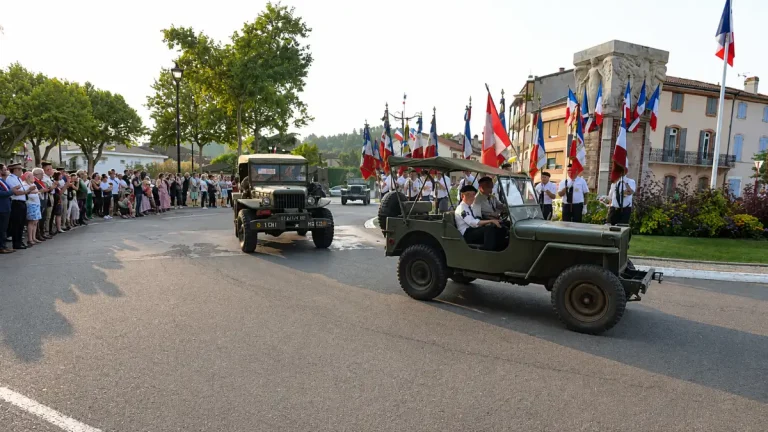 Défilé de la Fête de la Libération de Moissac avec véhicules anciens et porte-drapeaux