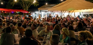 Moissac. La fête de la Mégère prépare sa 31e édition avec une nouvelle génération aux commandes Participants réunis autour des tables lors de la Fête de la Mégère à Moissac