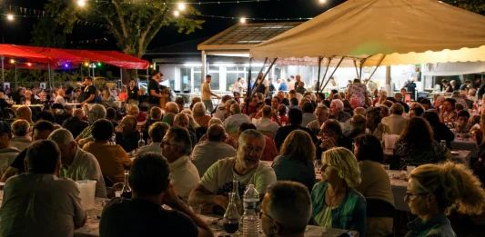 Moissac. La fête de la Mégère prépare sa 31e édition avec une nouvelle génération aux commandes Participants réunis autour des tables lors de la Fête de la Mégère à Moissac