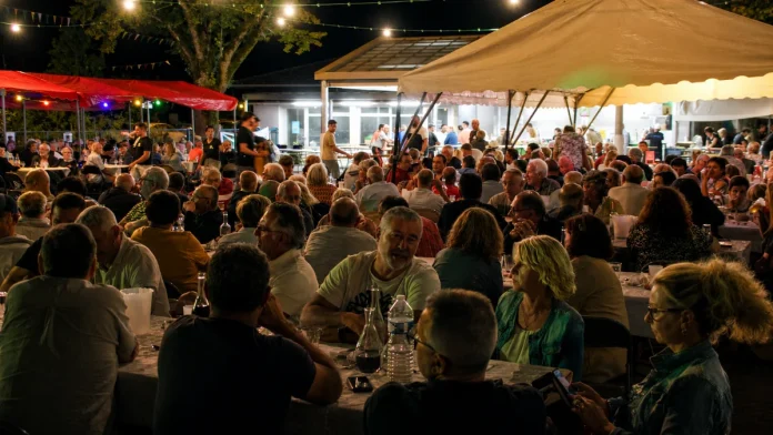 La Fête de la Mégère à Moissac Participants réunis autour des tables lors de la Fête de la Mégère à Moissac