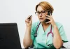 Détresse psychologique : un infirmier spécialisé répond désormais aux appels au 15 en Tarn-et-Garonne Professionnelle de santé au téléphone au sein d'un service de régulation médicale.