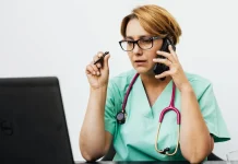 Détresse psychologique : un infirmier spécialisé répond désormais aux appels au 15 en Tarn-et-Garonne Professionnelle de santé au téléphone au sein d'un service de régulation médicale.