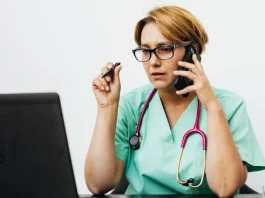 Détresse psychologique : un infirmier spécialisé répond désormais aux appels au 15 en Tarn-et-Garonne Professionnelle de santé au téléphone au sein d'un service de régulation médicale.