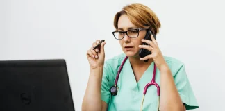 Détresse psychologique : un infirmier spécialisé répond désormais aux appels au 15 en Tarn-et-Garonne Professionnelle de santé au téléphone au sein d'un service de régulation médicale.