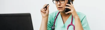 Professionnelle de santé au téléphone au sein d'un service de régulation médicale.