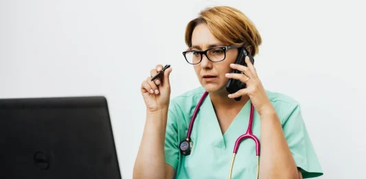 Détresse psychologique : un infirmier spécialisé répond désormais aux appels au 15 en Tarn-et-Garonne Professionnelle de santé au téléphone au sein d'un service de régulation médicale.