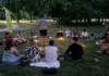 Castelsarrasin. Une soirée Loups-Garous au parc de Clairefont le 28 août Participants assis en cercle autour de bougies lors d'une soirée Loup-Garous à Castelsarrasin