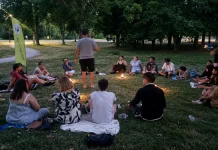 Participants assis en cercle autour de bougies lors d'une soirée Loup-Garous à Castelsarrasin