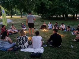 Castelsarrasin. Une soirée Loups-Garous au parc de Clairefont le 28 août Participants assis en cercle autour de bougies lors d'une soirée Loup-Garous à Castelsarrasin