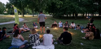 Castelsarrasin. Une soirée Loups-Garous au parc de Clairefont le 28 août Participants assis en cercle autour de bougies lors d'une soirée Loup-Garous à Castelsarrasin