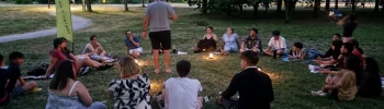 Participants assis en cercle autour de bougies lors d'une soirée Loup-Garous à Castelsarrasin